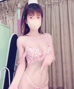 Bé Kem Kem idol mình dây livestream uốn dẻo với bikini