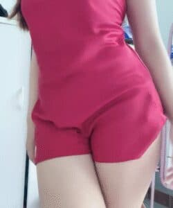 Ngân Thanh live mặc silip khoe hàu trá hình